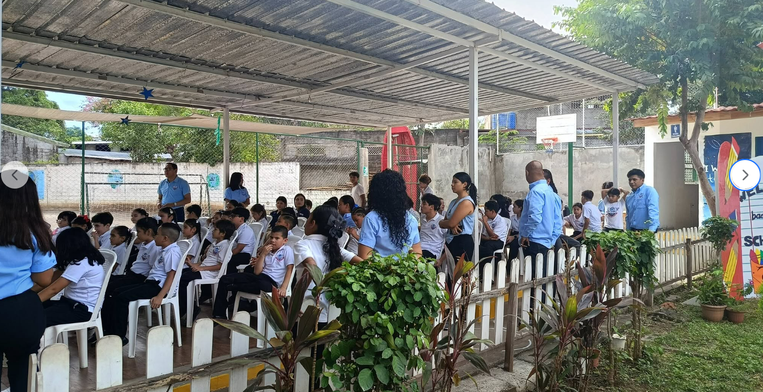 Estudiantes y docentes de The Summit International School