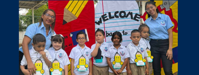 Estudiantes de preescolar de The Summit International School junto a sus maestras